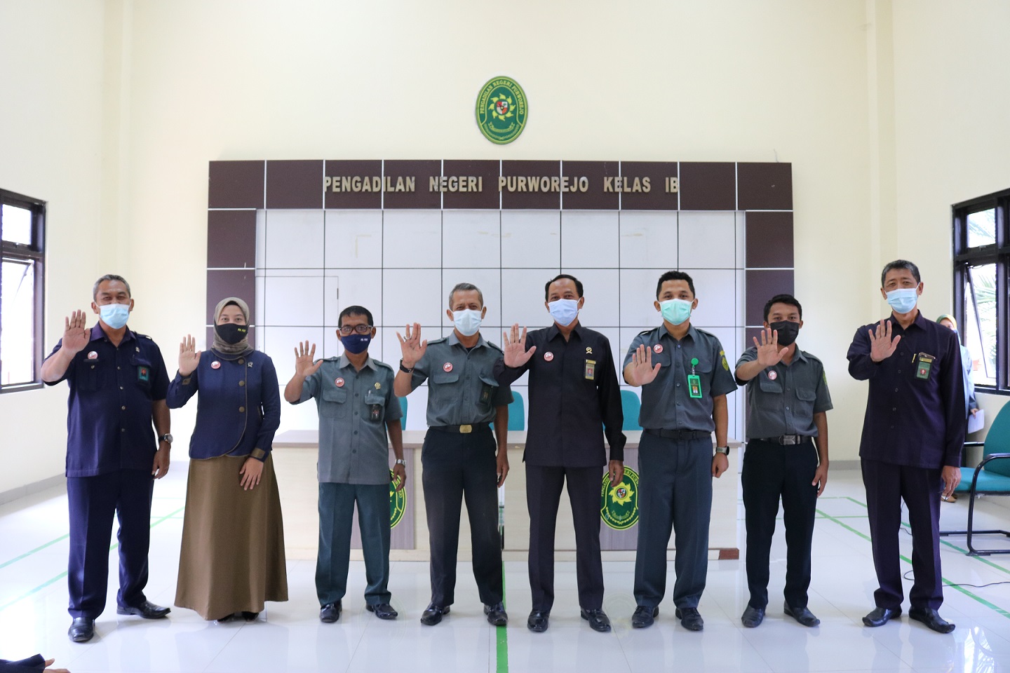 Penyematan Pin Zona Integritas Menuju Wilayah Bebas Korupsi (WBK) kepada Para Aparatur Pengadilan Negeri Purworejo.